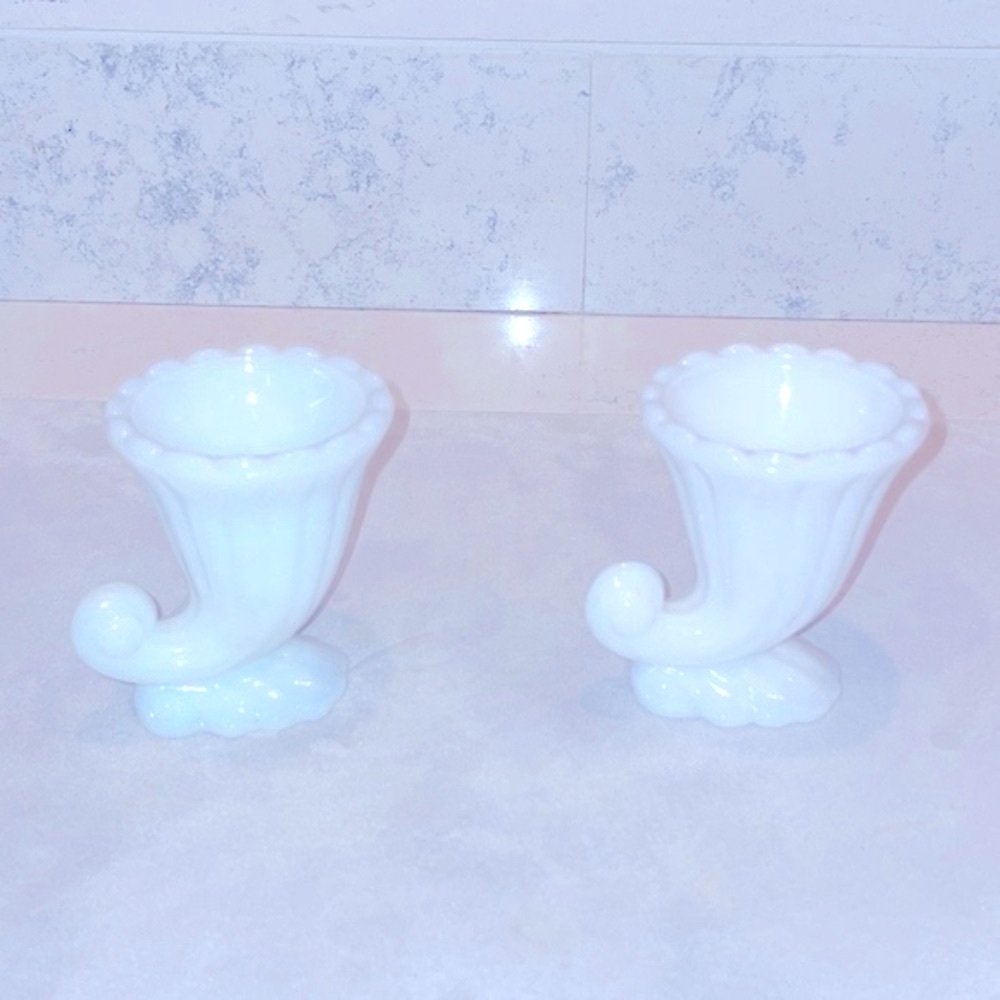 Milk Glass Mid Century Pair of 2 Cornucopias Akro Agate Excellent Condition MCM